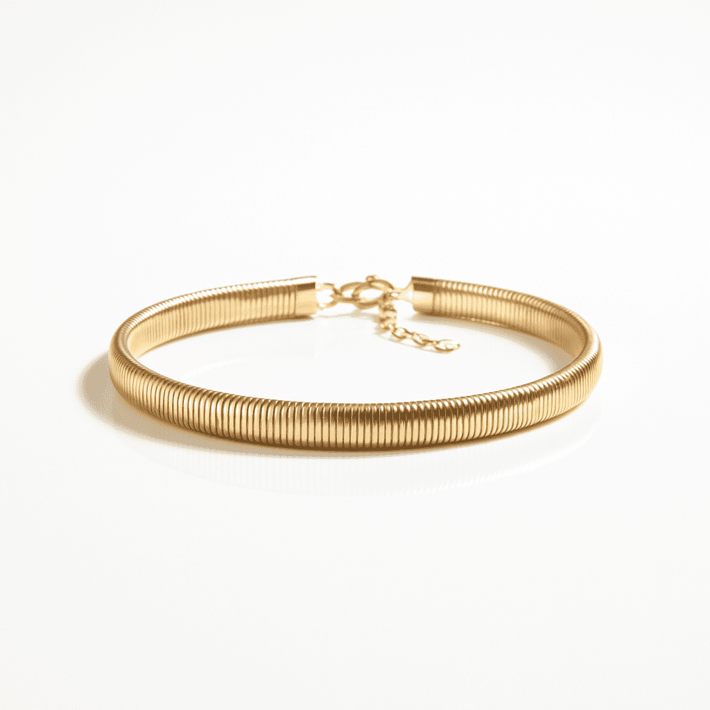 Ribbed gold necklace with a refined textured surface